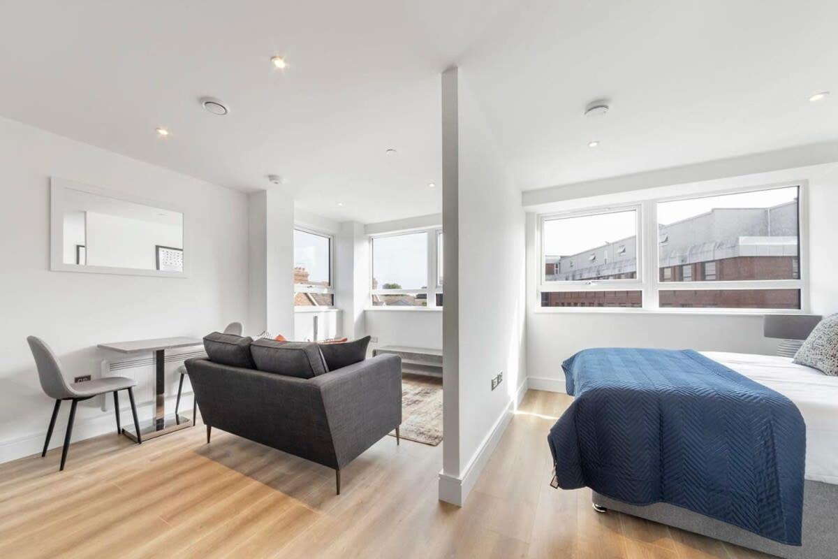 Bright Contemporary Studio In East Grinstead Eksteriør billede