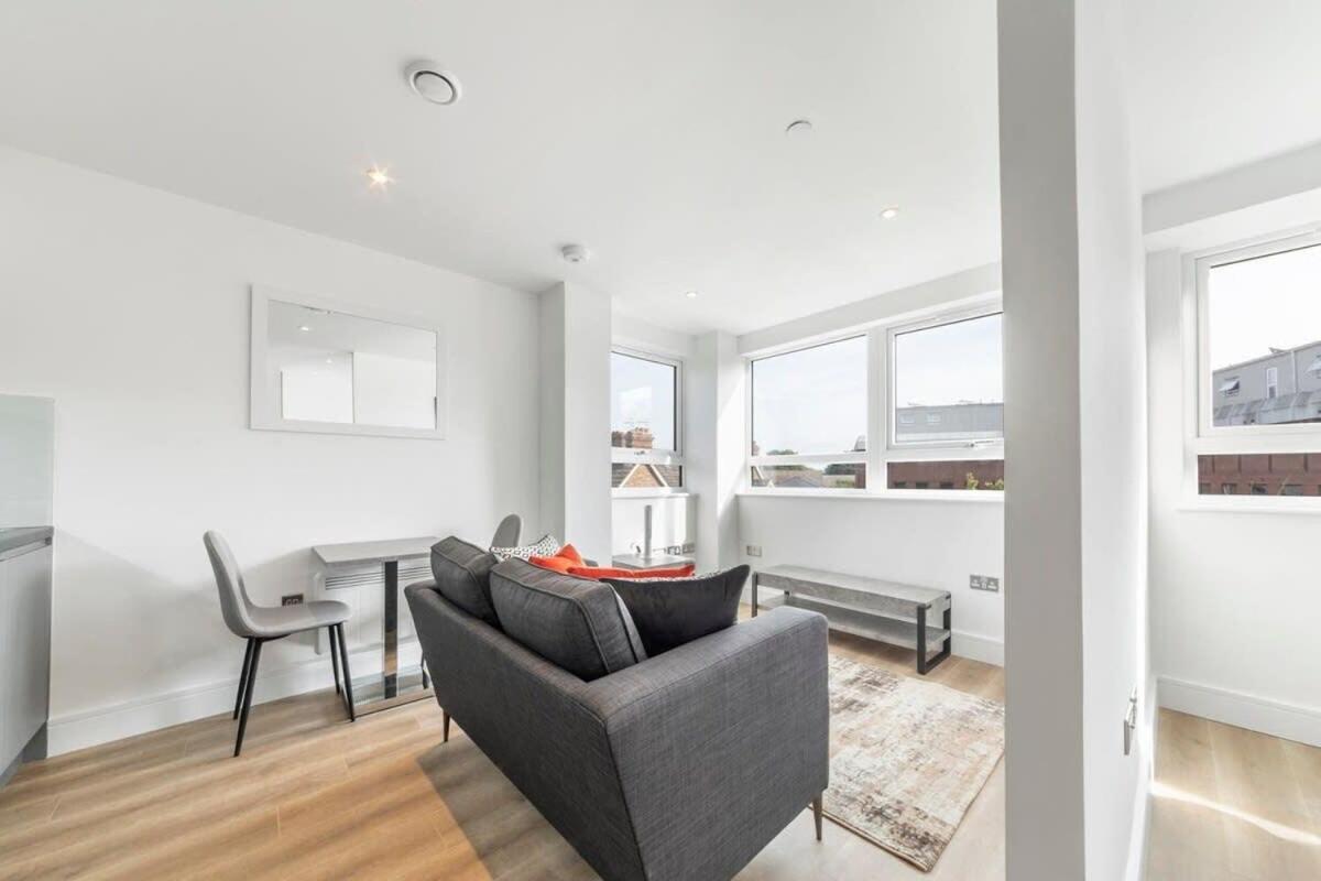 Bright Contemporary Studio In East Grinstead Eksteriør billede